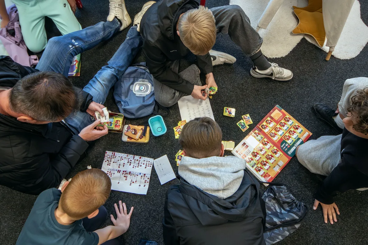 Der Panini-Hype ist immer noch ungebrochen. Kinder mit Panini-Heften.